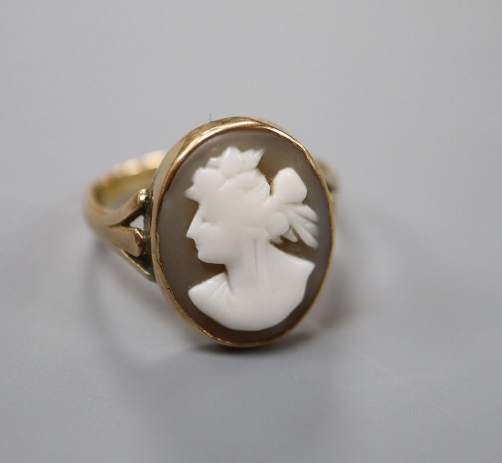 An early 20th century 15ct and oval cameo shell set dress ring, size P, gross 4.2 grams.